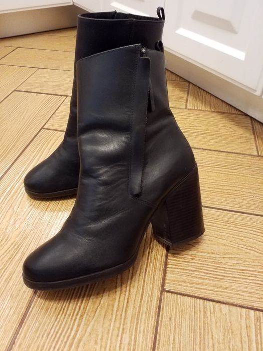 Botine Stradivarius mărime 40.
