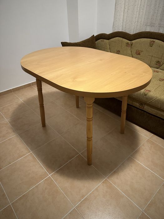 Продавам маса за трапезария