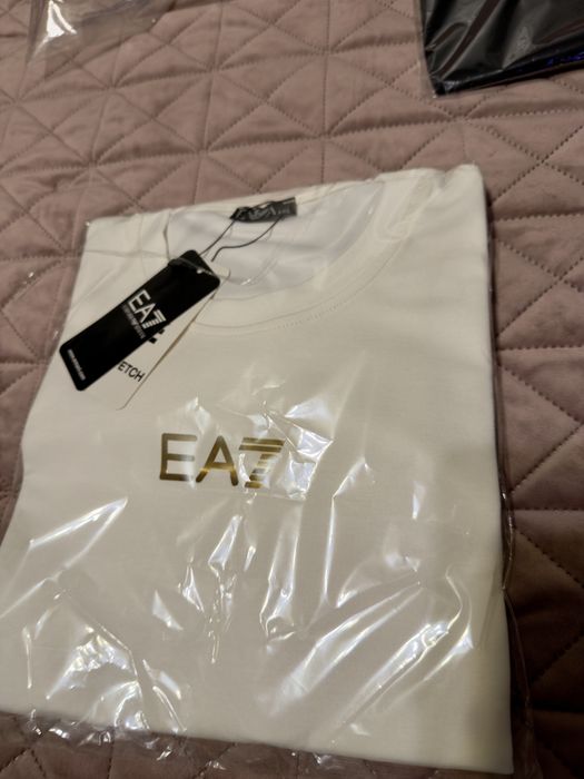Tricou EA7 Emporio Armani model nou alb si auriu(S-XXL)livrare oriunde
