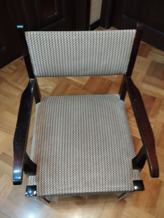 Кресло и тумбочка