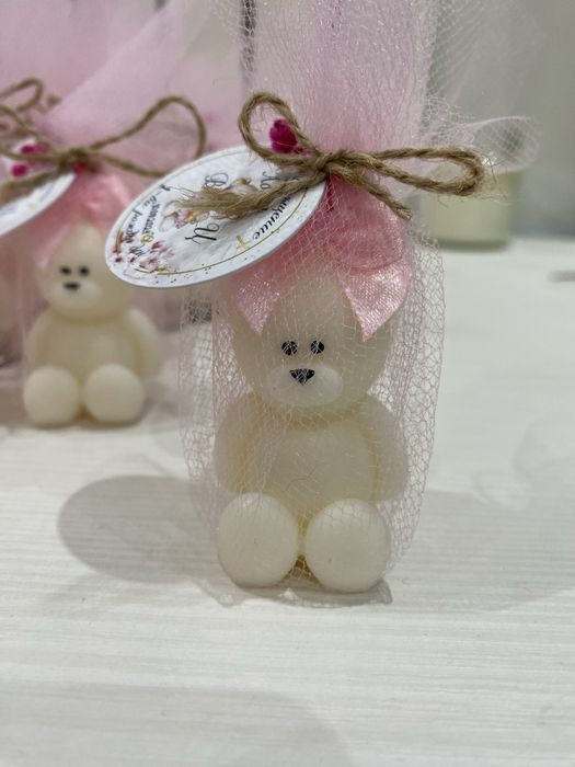 Подаръци за гости от ароматни свещички с етикетче по избор и дизайн