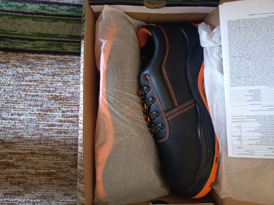 Продавам обувки работни