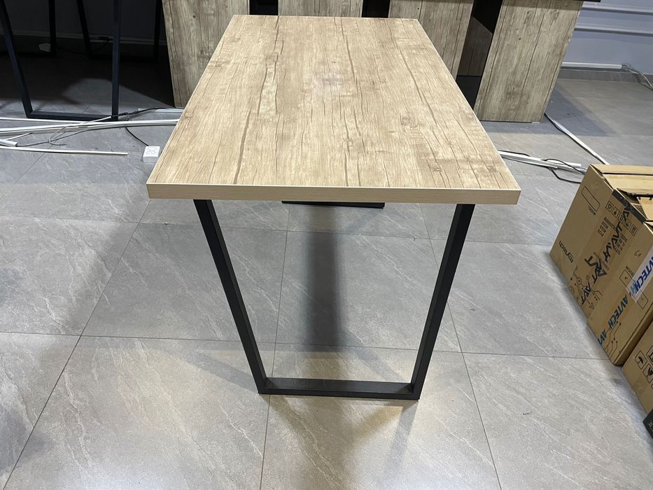 Продаются стол и стулья по выгодным ценам