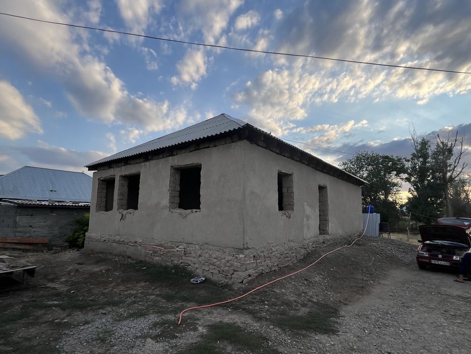 Үй сатылады тез арада. Бағасы 7млн келсімі бар.