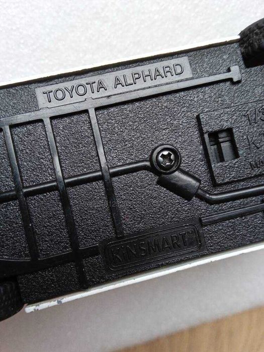 Кола Количка TOYOTA ALPHARD от Kinsmart