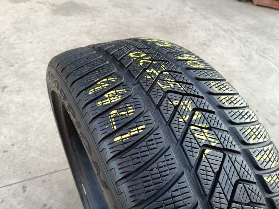O anvelopa iarna 275 40 22 pirelli scorpion winter run flat cu 7,5 mm