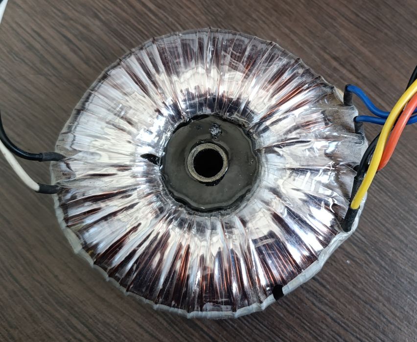 Transformatoare toroidale 2x26v și 14v /300w sau 2x20v /200w.