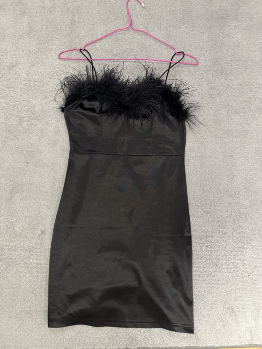 Черна рокля в размер С, доста е еластична!