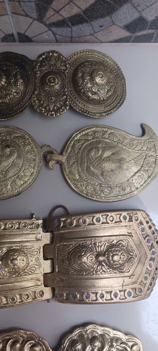 Големи бронзови пафти и бронзова мелничка