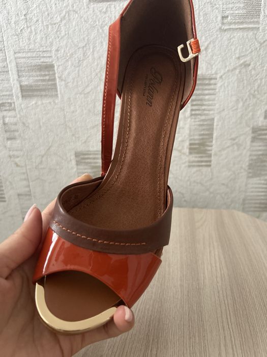 Продам босоножки