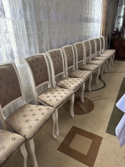 Стол и стулья для гостинной