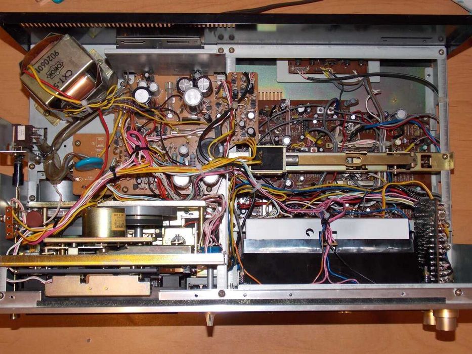 Одна из лучших кассетных стрелочных дек AKAI GXC-735