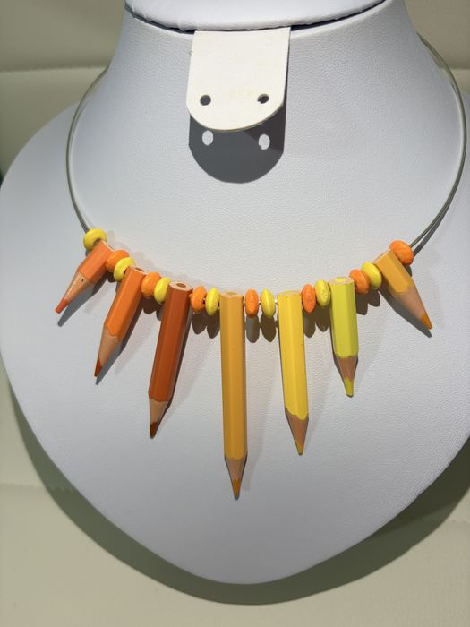 Colier handmade din creioane colorate