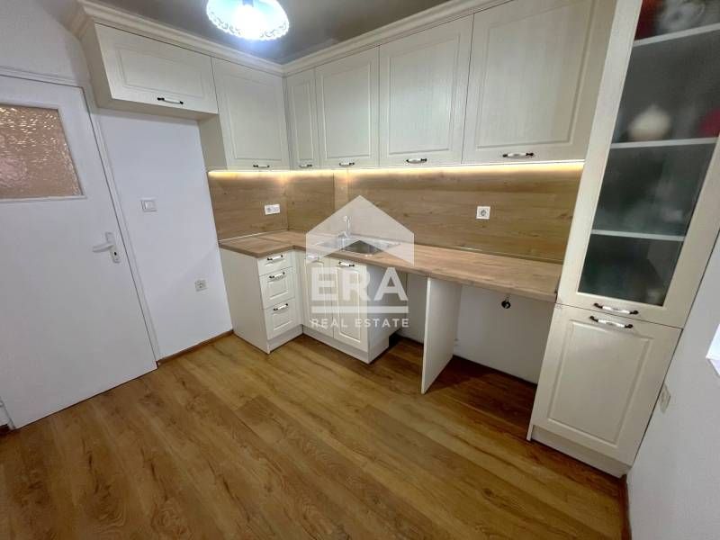 Тристаен обзаведен апартамент за продажба, в тухлена сграда, район Зав