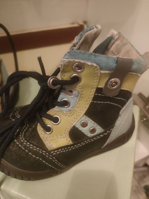 Продам детскую обувь