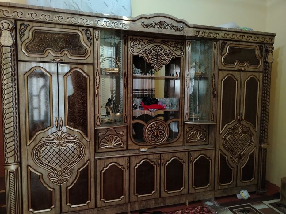 Mebel sotiladi holati yaxshi, shkafi bor ikki tomonida. Arzon narxda.