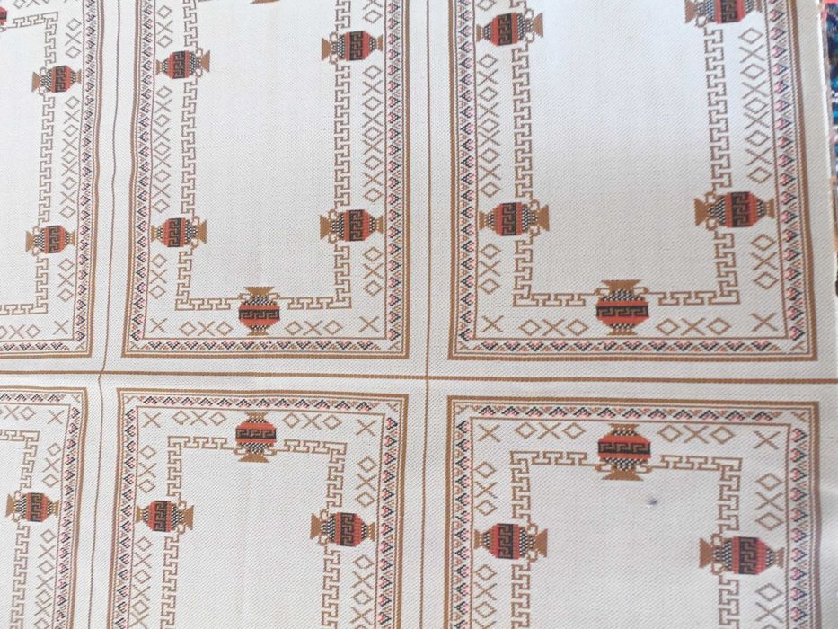 Покривка за маса и комплект тишлайфери.