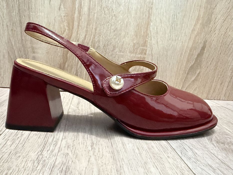 Лаковые туфли бордового цвета