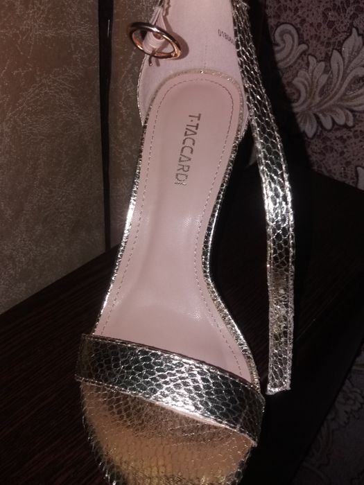 Продам Босоножки . Очень красивое. Размер 36.