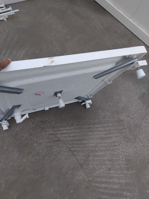 Два броя дъна за  баня 90/90