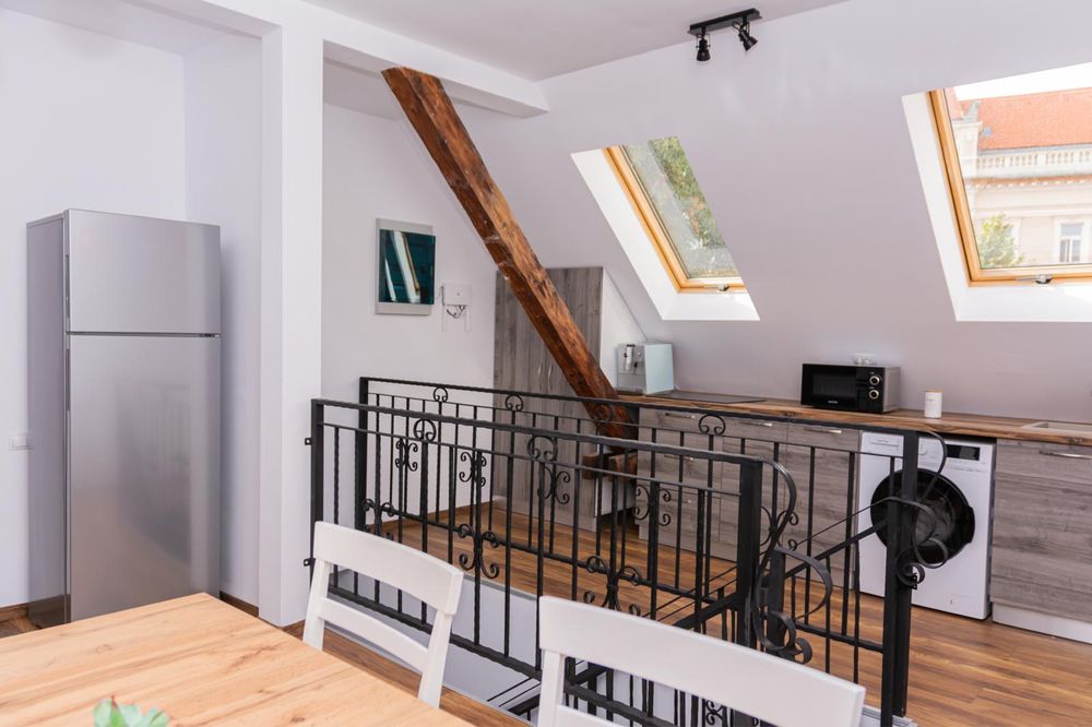 Ultracentral Enescu Apartament decomandat 1 camera privata cu bucatarie comuna utilata