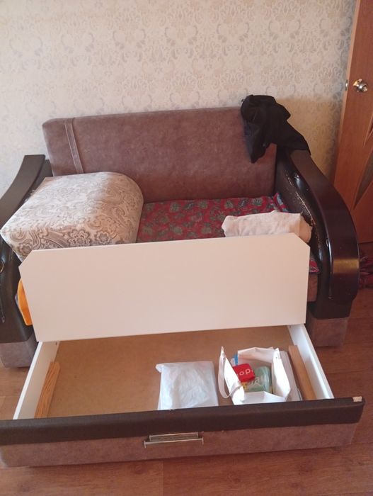 Продам детский диван . И стол
