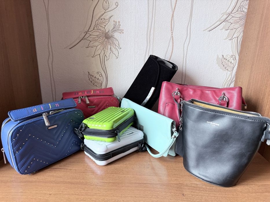 Женские сумки и клатчи