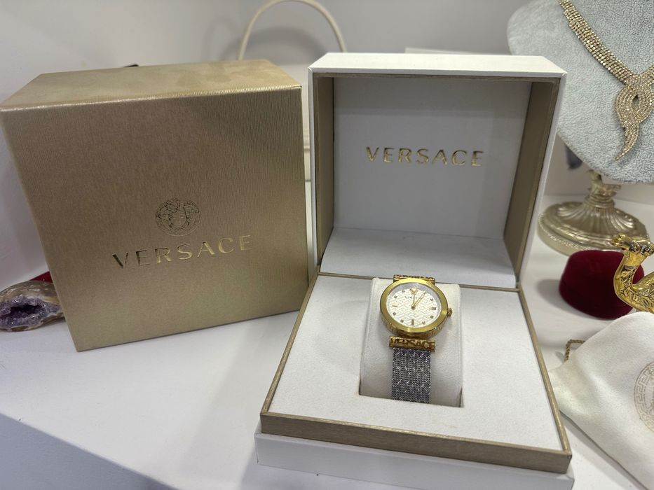 Часовник Versace оригинален