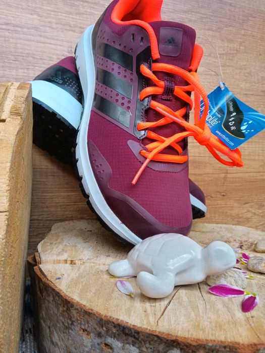 Насладете се на ежедневието и спорт с мъжки маратонки Sondico.