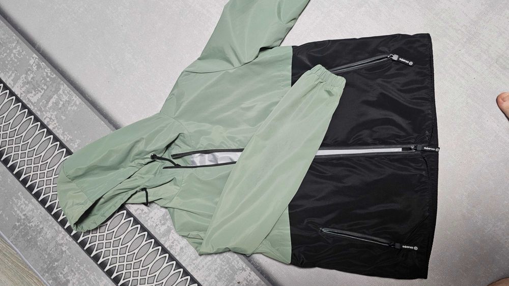 Продам ветровку женскую