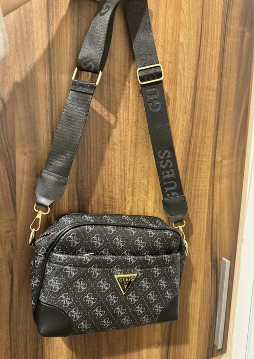 Дамска чанта с дълга дръжка GUESS