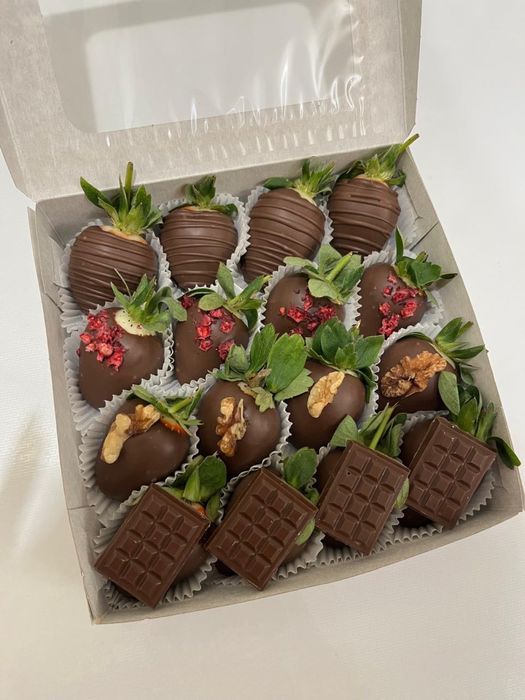 Клубника и финики в шоколаде