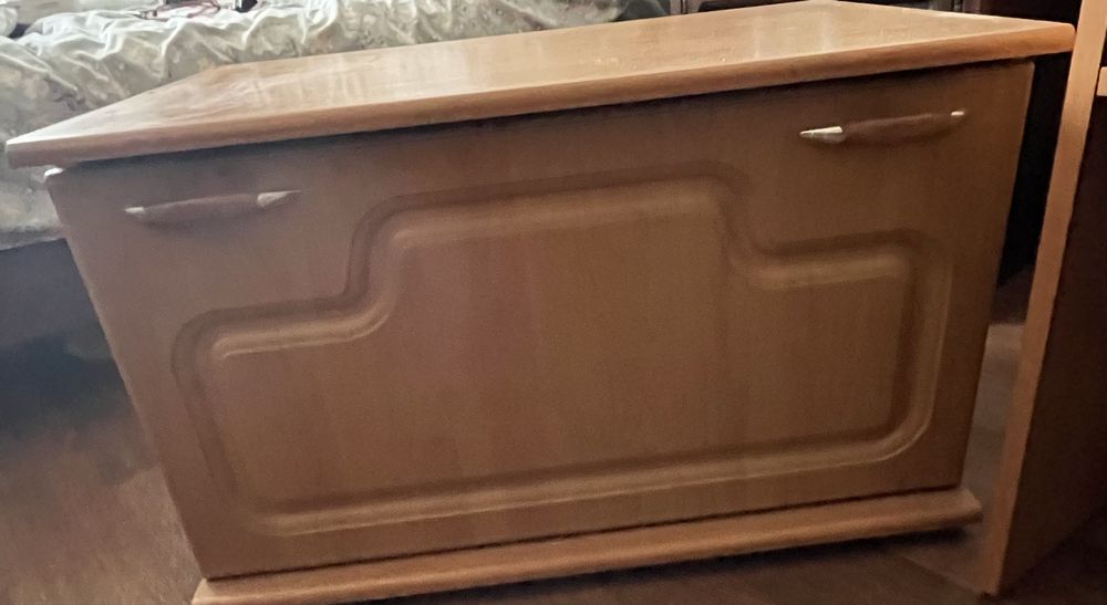 продается шкаф с тумбочкой