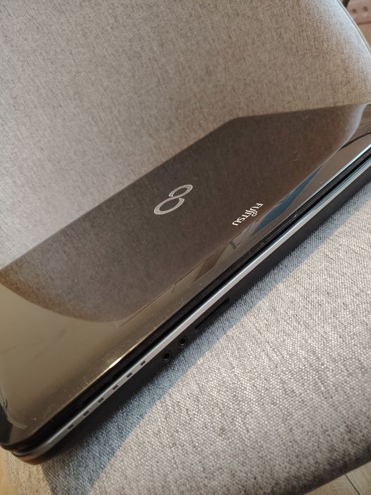 Laptop Fujitsu LifeBook – ideal pentru utilizare de bază