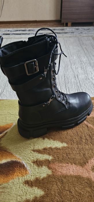 Ботинки высокие продам