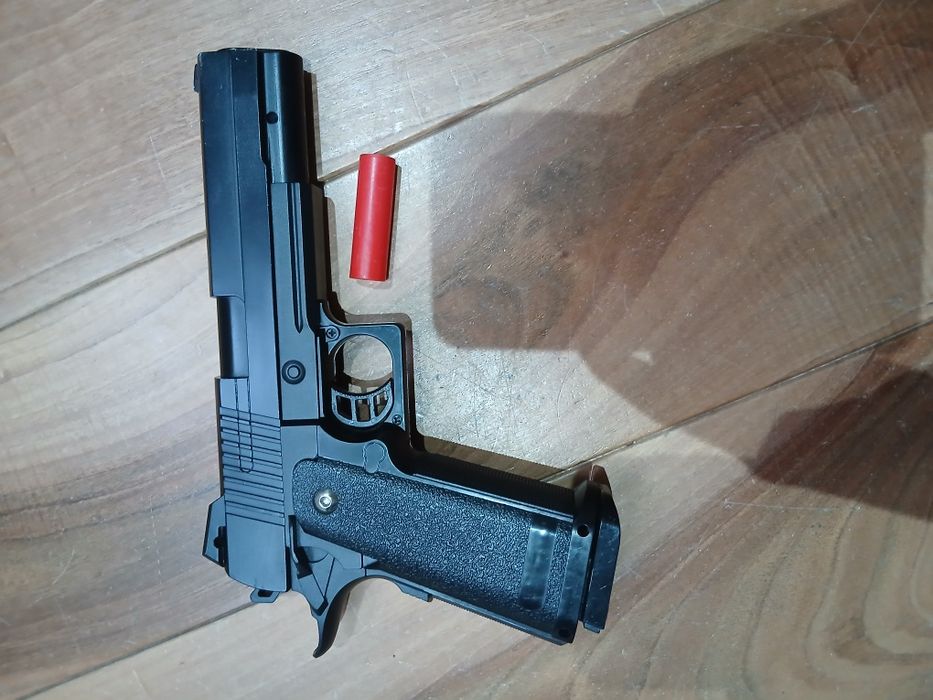 Pistol airsoft cu arc