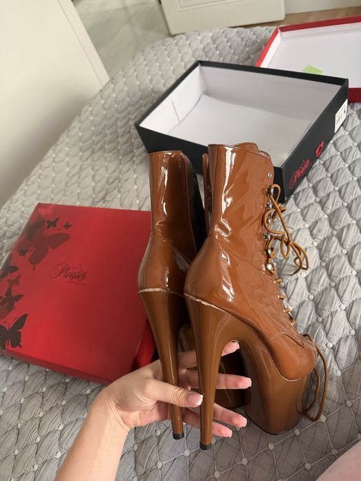 Продам стрипы Pleaser двойки