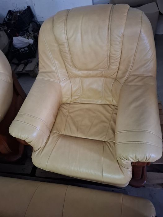 Vand  set living canapea cu 2 fotolii din piele naturala si masuta