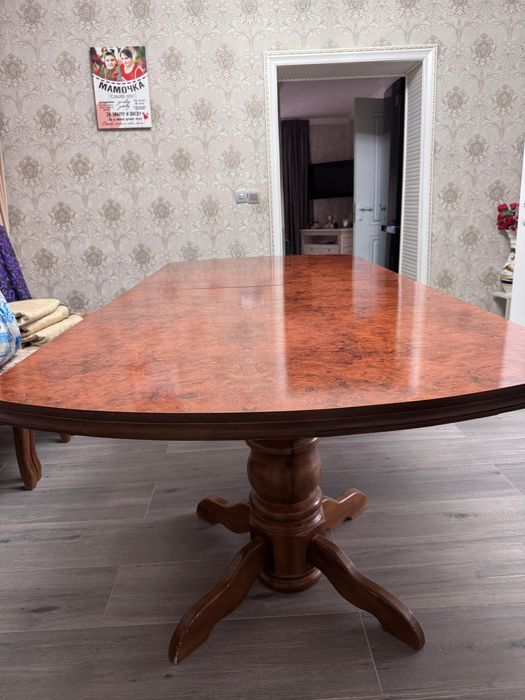 Стол со стульями в хорошем состоянии