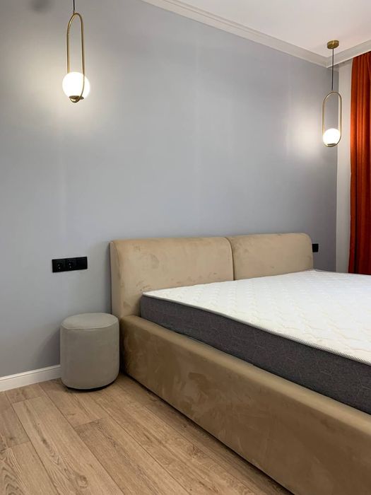 Двухспальная кровать с подъемным механизмом