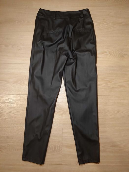 Кожен панталон, размер 26, отговаря на S размер