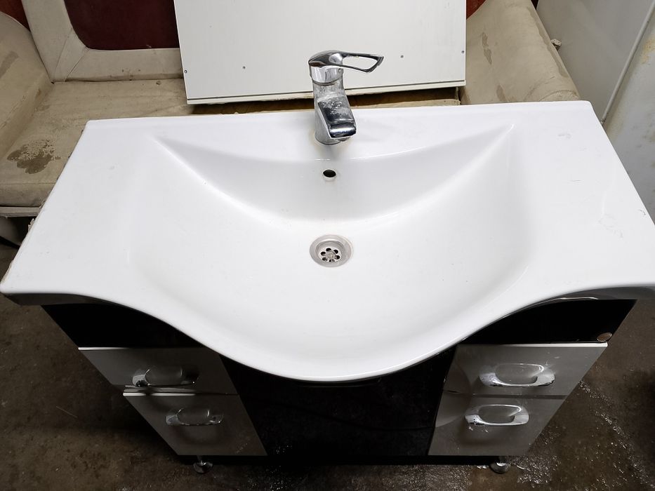 Раковина с тумбой и унитаз.