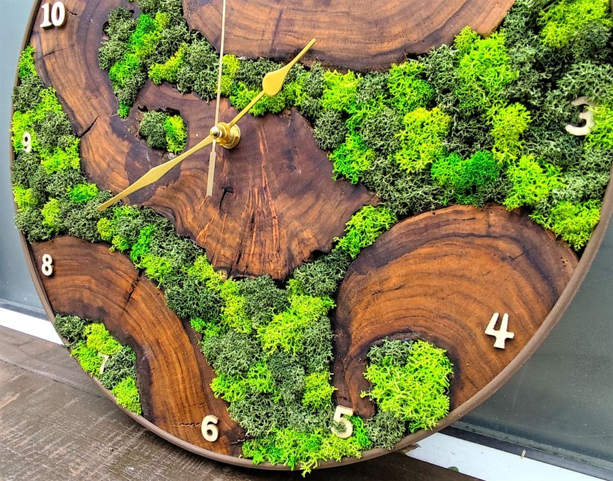 Часовник със скандинавски мъх и масивно дърво