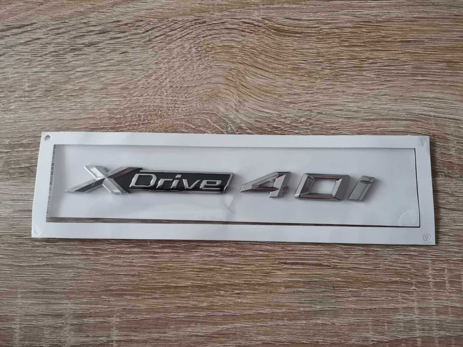 сребрист надпис BMW Xdrive 40i