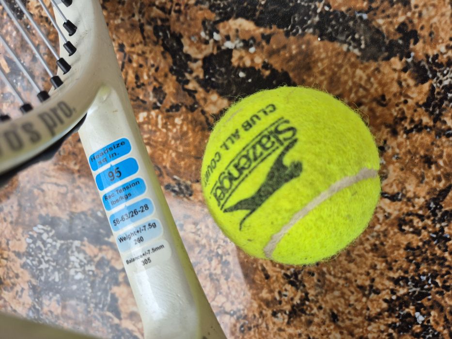 Vând paleta de tenis INVANCER CARBON TEC 806