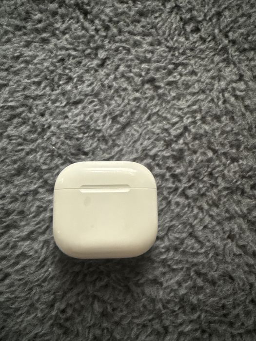Airpods 4 înca in garantie