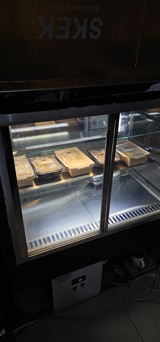 Витриный холодильник