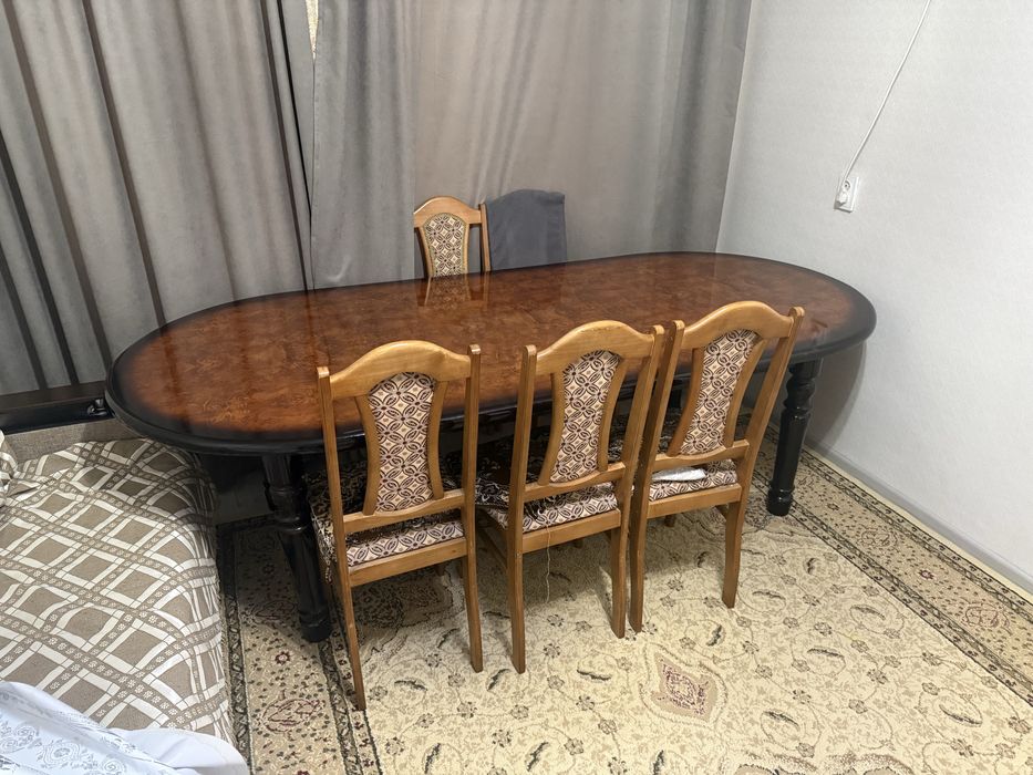 Продается стол для гостинной