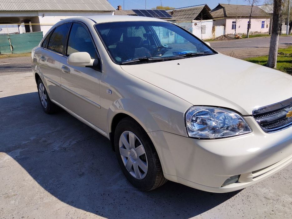 Lasetti 1.8 sotiladi