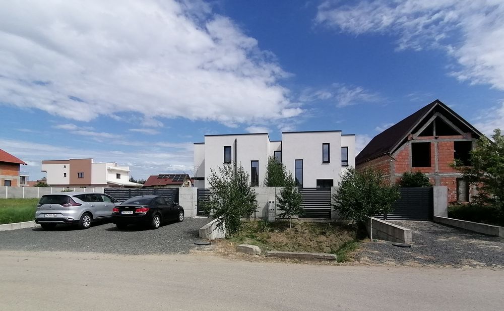 Casa aproape de scoala, gradinita, liceu, 4 camere, asfalt, toate utilitatile